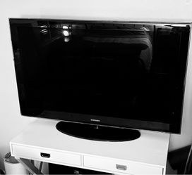 Samsung 52" TV + Stand + Remote