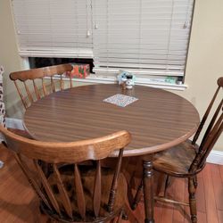 Dining Room Table With 2 Leafs & 5 Chairs