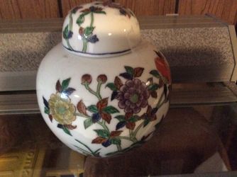 Decorate vase with lid