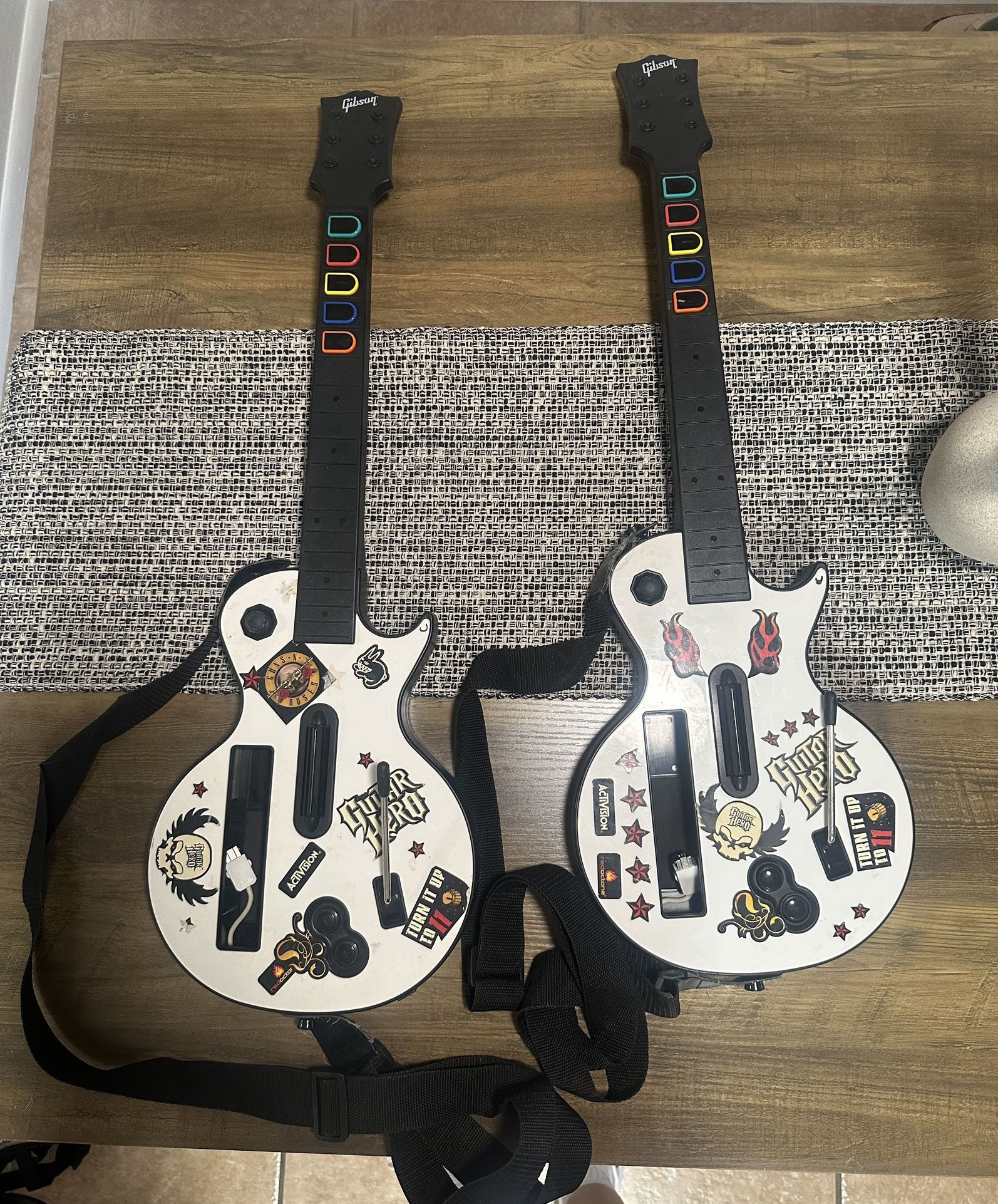 Set Of 2 guitar Hero Guitars - Nintendo Wii (Tested)!