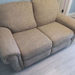 Like New In Excellent Condition Reclining Love seat Reclines On Both Side Cash Only