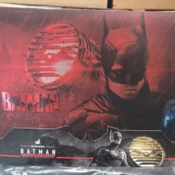 Hot Toys Batman DX w/ Bat Signal