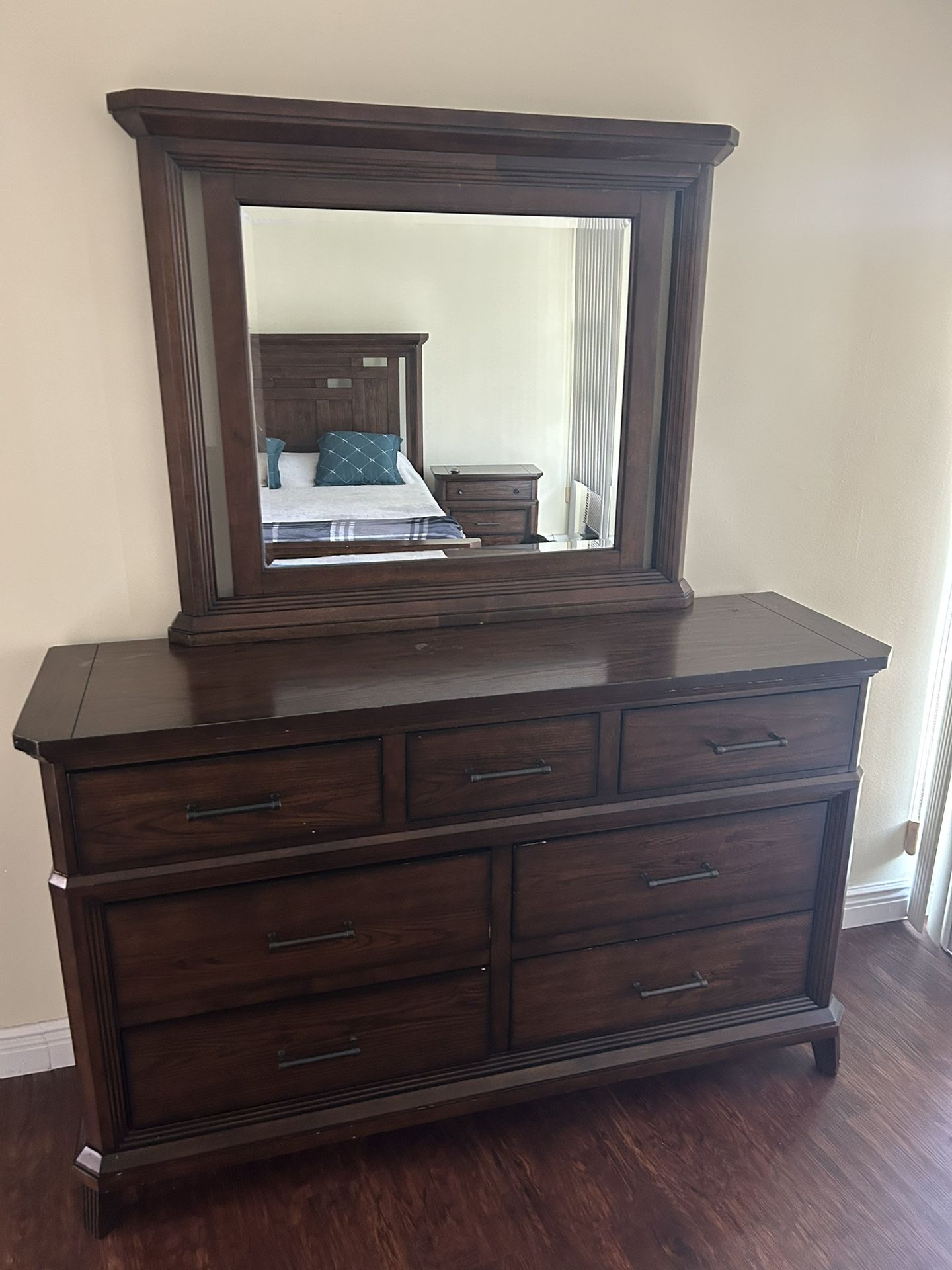 Dresser With Mirror
