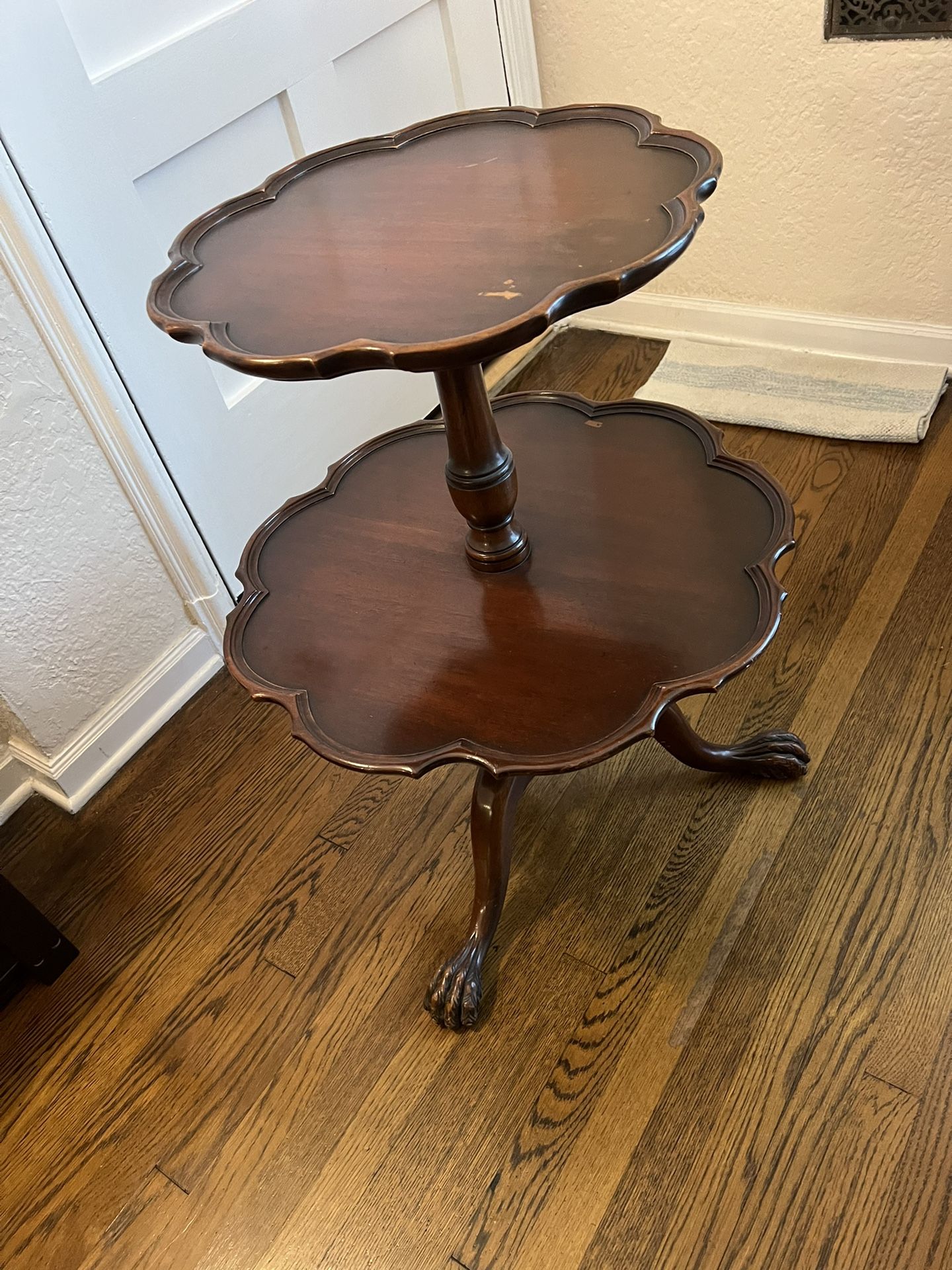 - FINE ARTS FURNITURE CO. MAHOGANY PIE CRUST TABLE