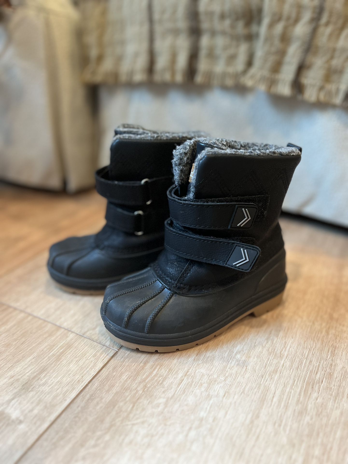 Little Kids Size 9 Cat And Jack Snow boot