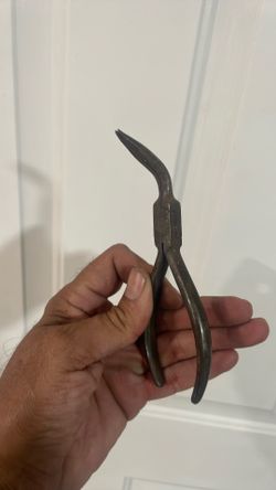 Pliers for tight spots angled