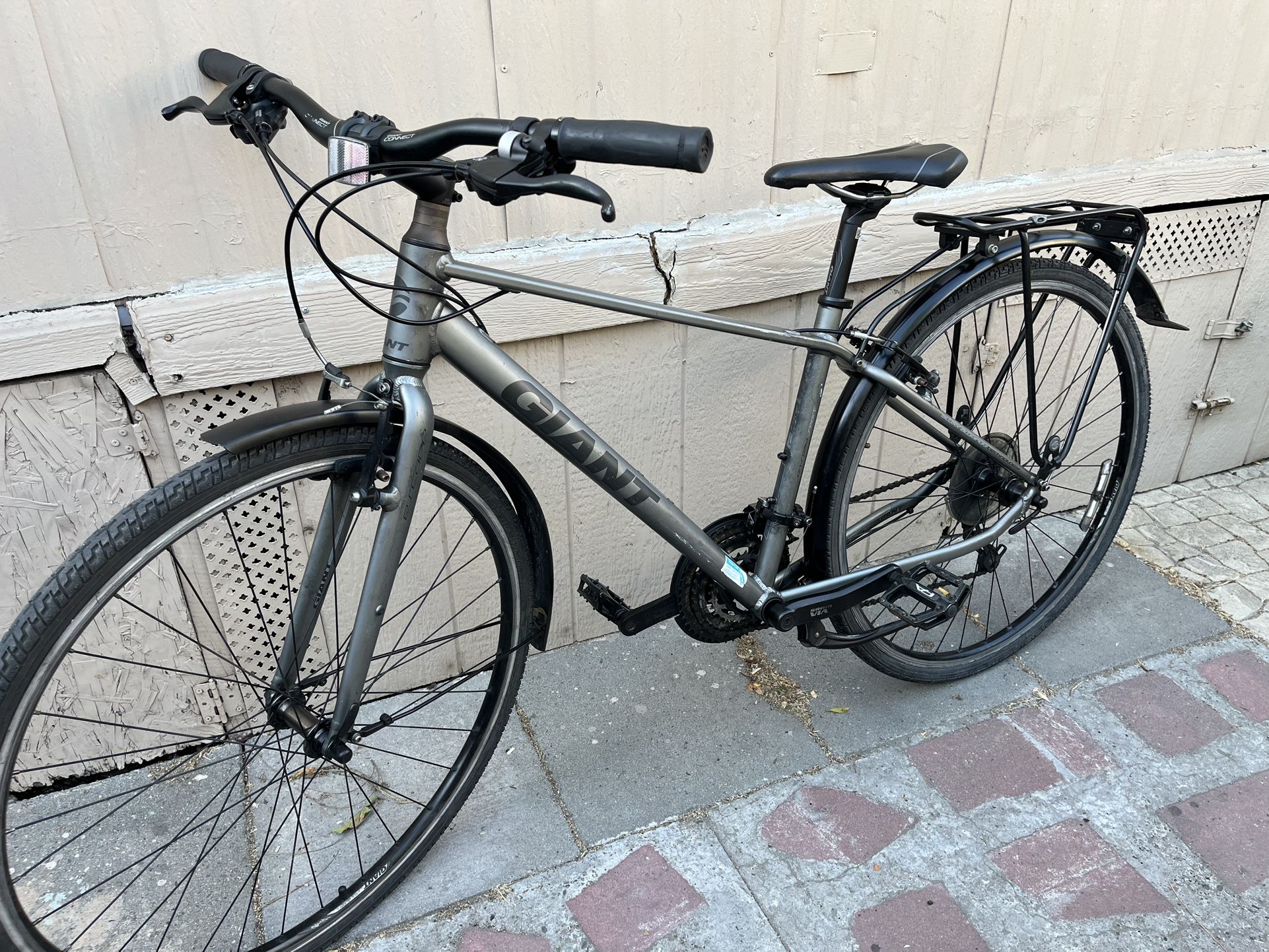 aluminium everything works good fast bike big tires size 28 and 24 greats