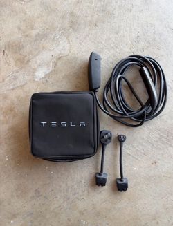 Tesla mobile Connector