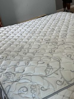 USED KING SIZE SERTA MATTRESS WITH BOX SPRING DELIVERY 🚚 AVAILABLE
