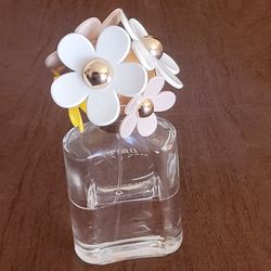 Marc Jacobs Daisy Eau So Fresh Toilette Spray 75ml / 2.5 fl.oz 50% full. 
Please see the photos. NO box, 50% full. Weight 10oz plus shipping 
material