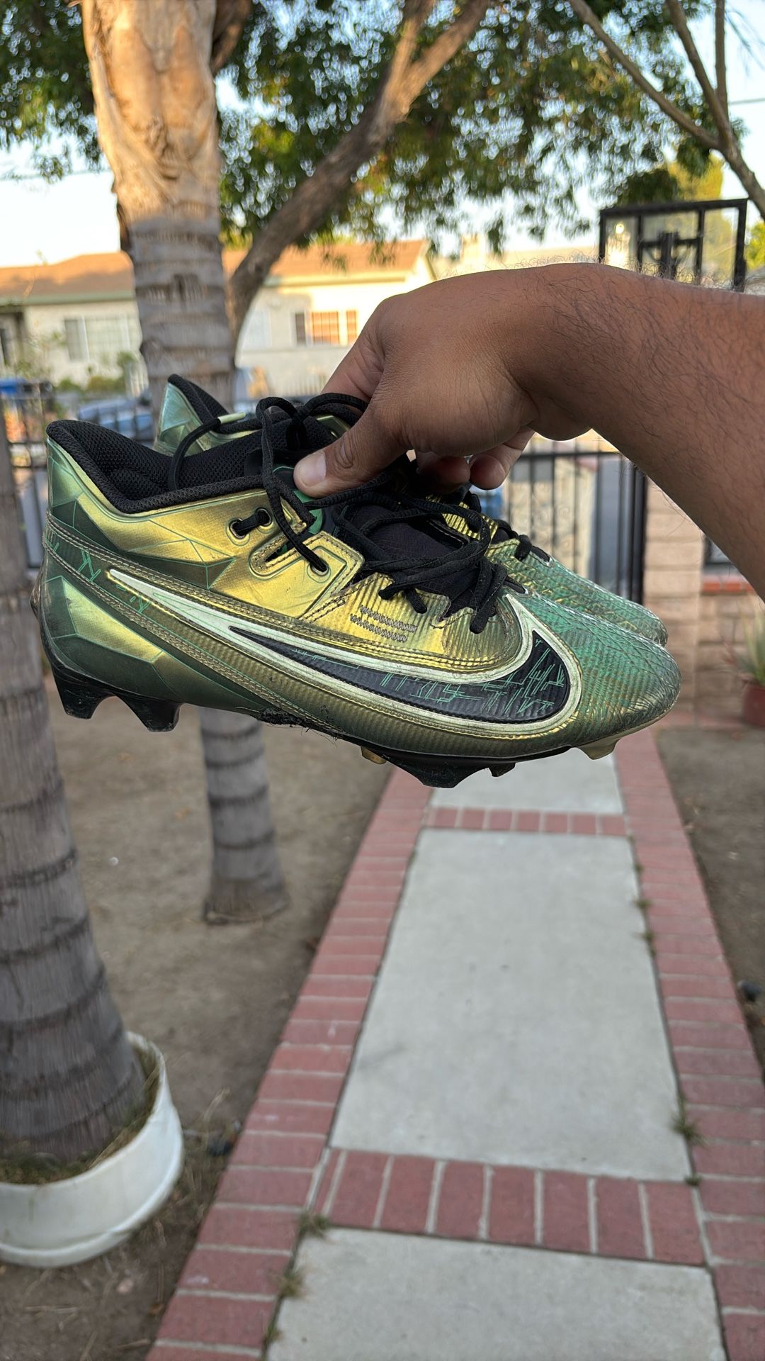 Men’s 9.5 Football Cleats