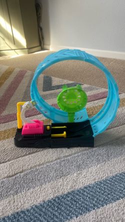 Hot Wheels Monster Trucks Glow-In-The Dark Epic Loop Challenge Playset