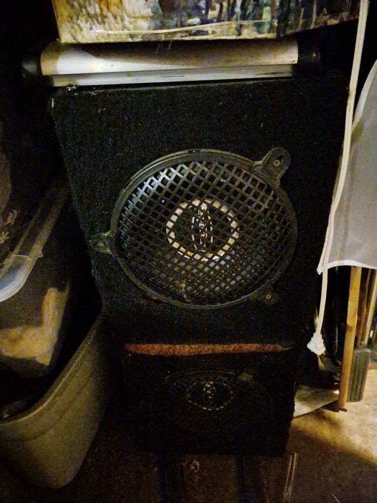 Bazooka 10" Subwoofers In Box - Amps