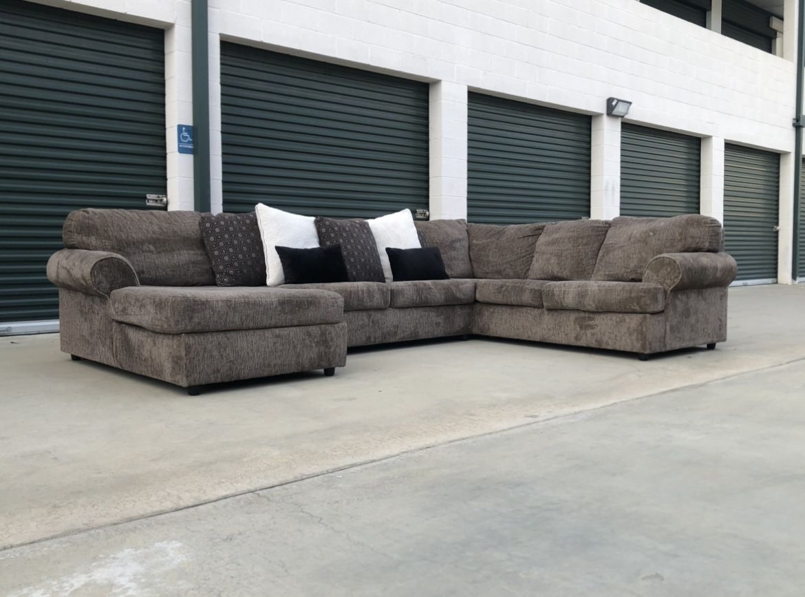 Beautiful Brown Sectional Couch In Good Condition - Free Delivery 🚚