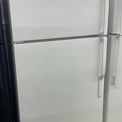 GE Refrigerator top and bottom with ice mak