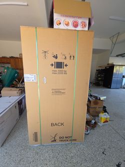 Thermador counter depth refrigerator, 36W x 72H x  24D
Model : T36FT820NS NEW