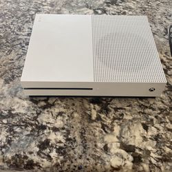 Xbox One S +2 Controllers