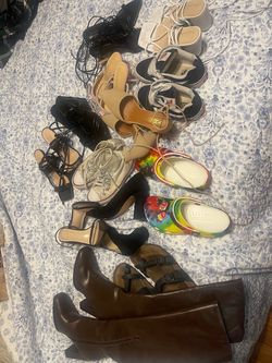 Zapatillas , tenis y unas botas