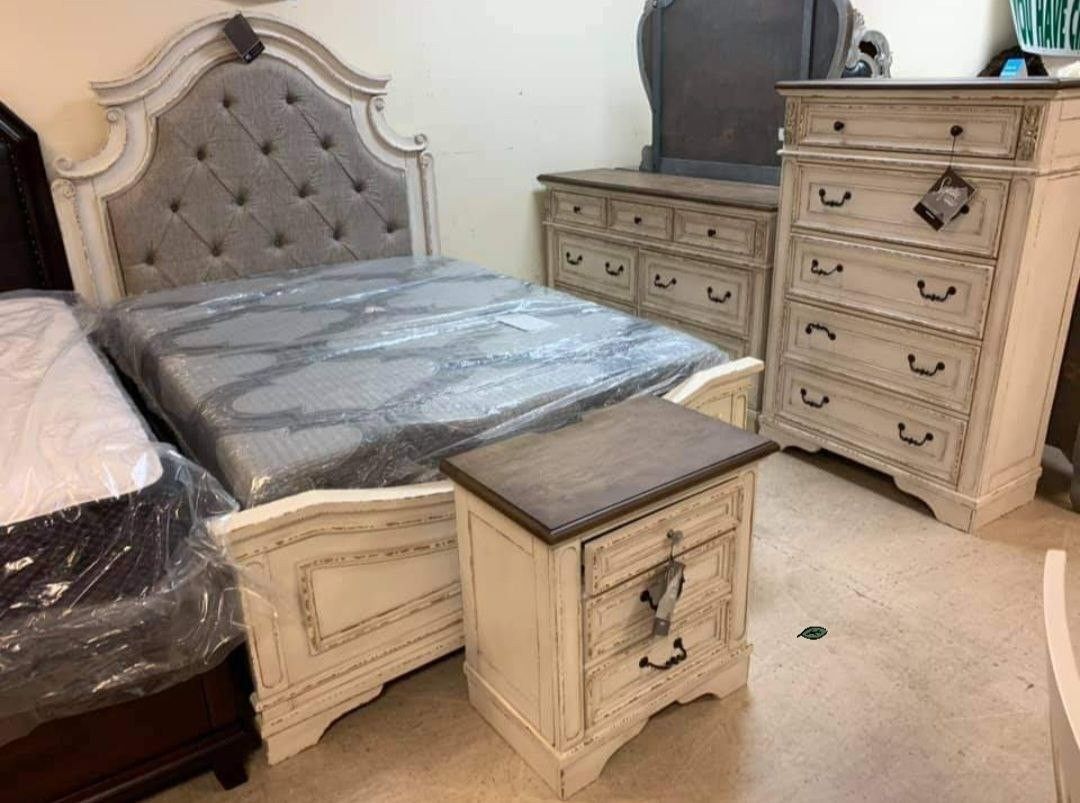 Realyn Chipped White Panel Bedroom Set