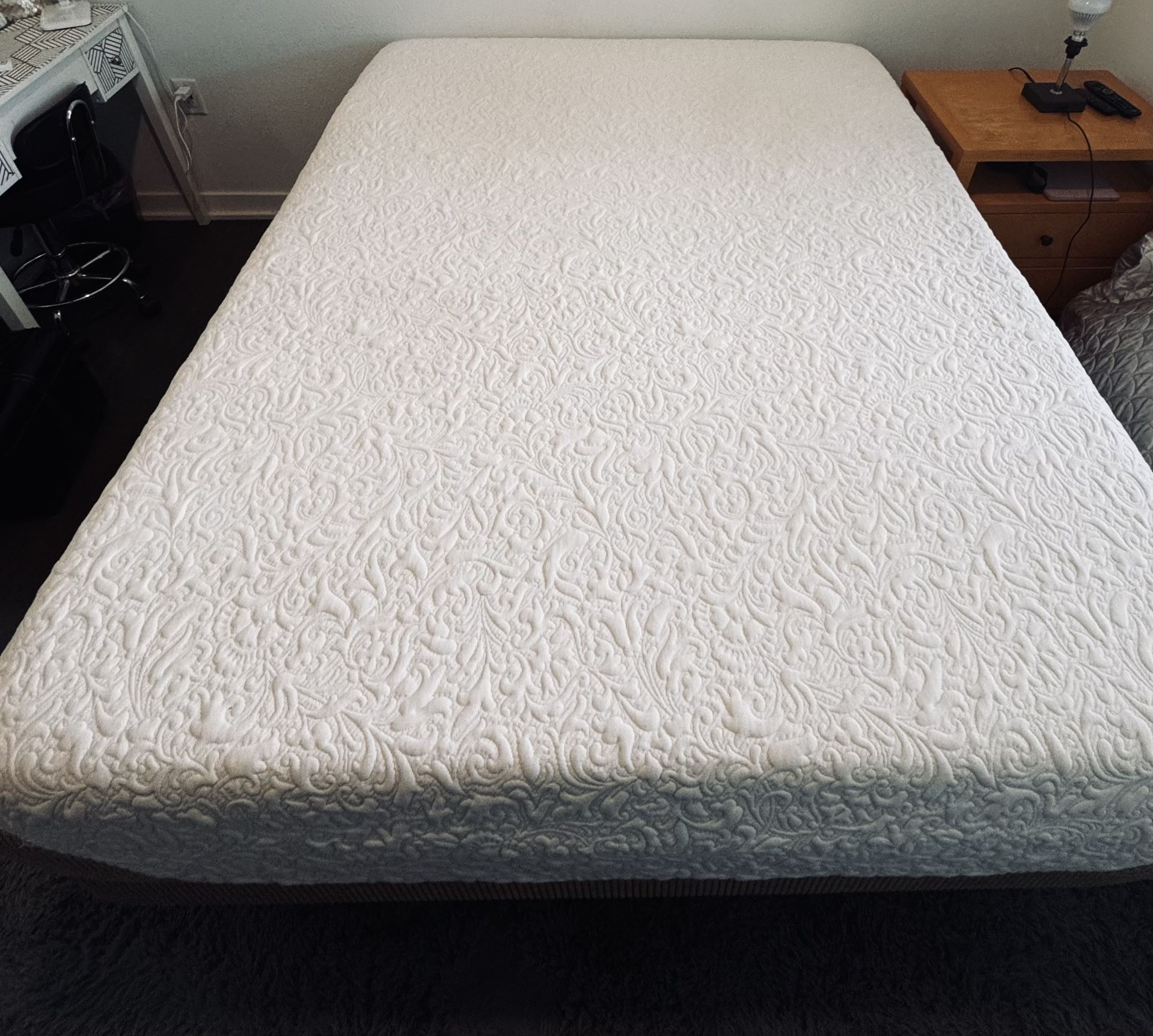 Reclining and vibrating bed