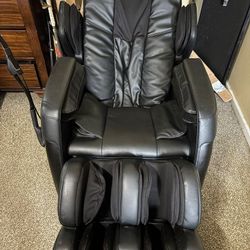 Zero gravity massage chair