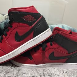 Air Jordan 1 Mid Reverse Bred