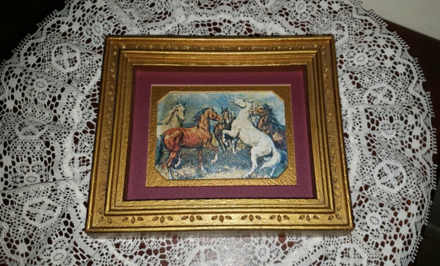 VINTAGE ORNATE GOLD BURGUNDY FRAMED HORSE PAINTING LITHOGRAPH PICTURE ART DECOR PLAQUE