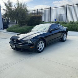 2014 Ford mustangs V6, Automatic, clean title