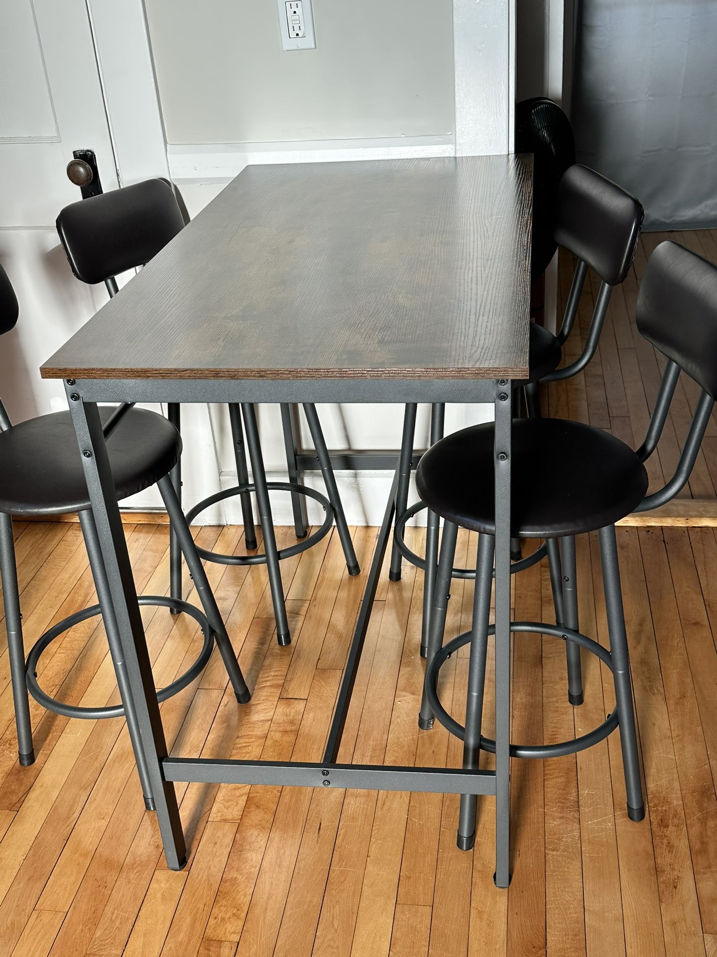 Kitchen Table W/ 4 Stool
