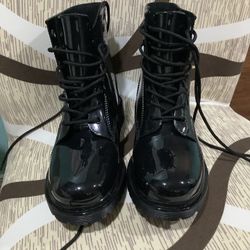 DKNY women’s Black Waterproof Boots Sz 7
