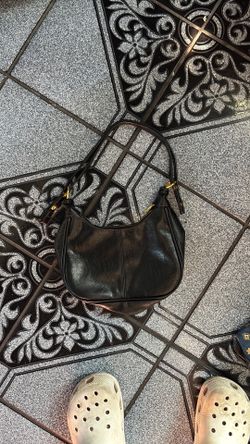 black shoulder bag