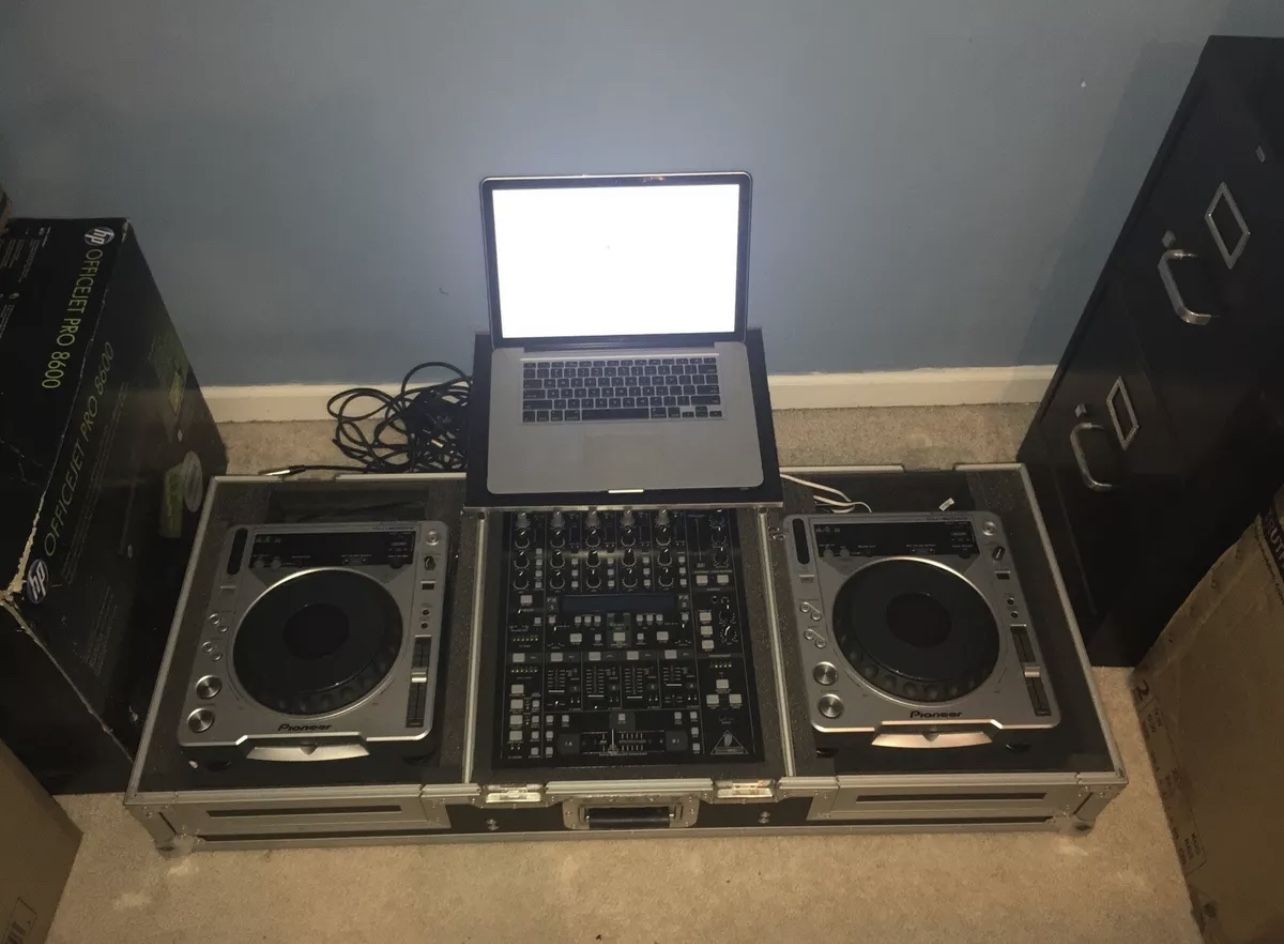 2 CDj 800 And Behringer DDM4000 5-Channel DJ Mixer And Wheels Odsey Case