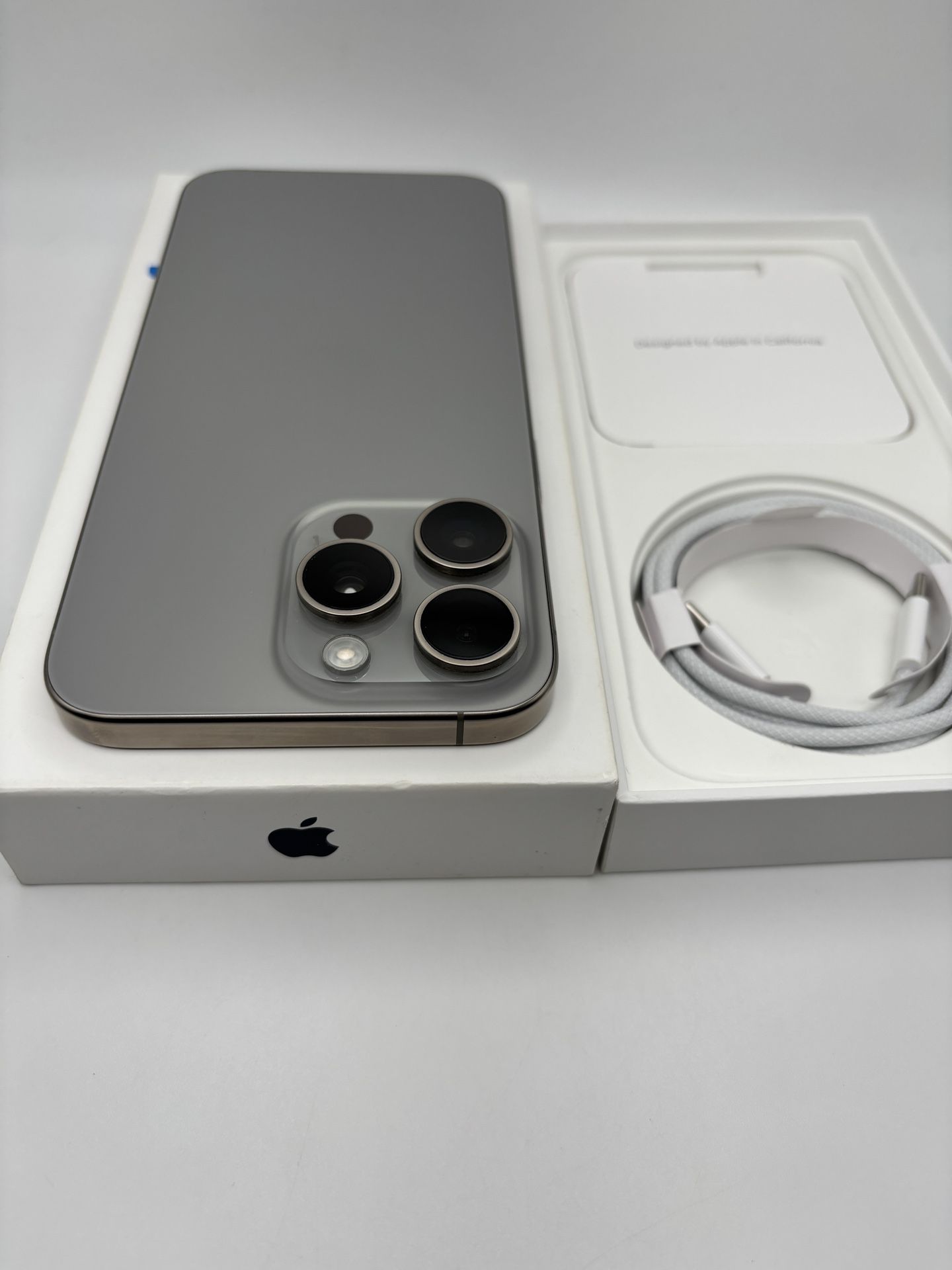 Natural titanium iPhone 15 pro max 256gb for AT&T or cricket only battery health 88% iPhone looks brand new and everything works perfectly ++++spanish