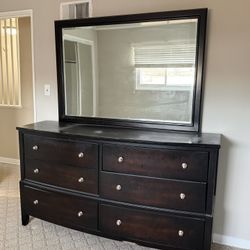 Dresser With Mirror