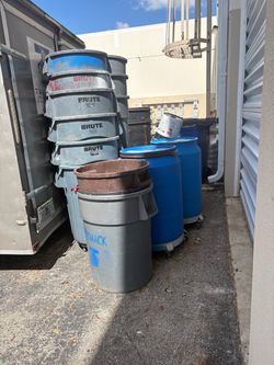 Rubbermaid Brute Trash Cans Lot