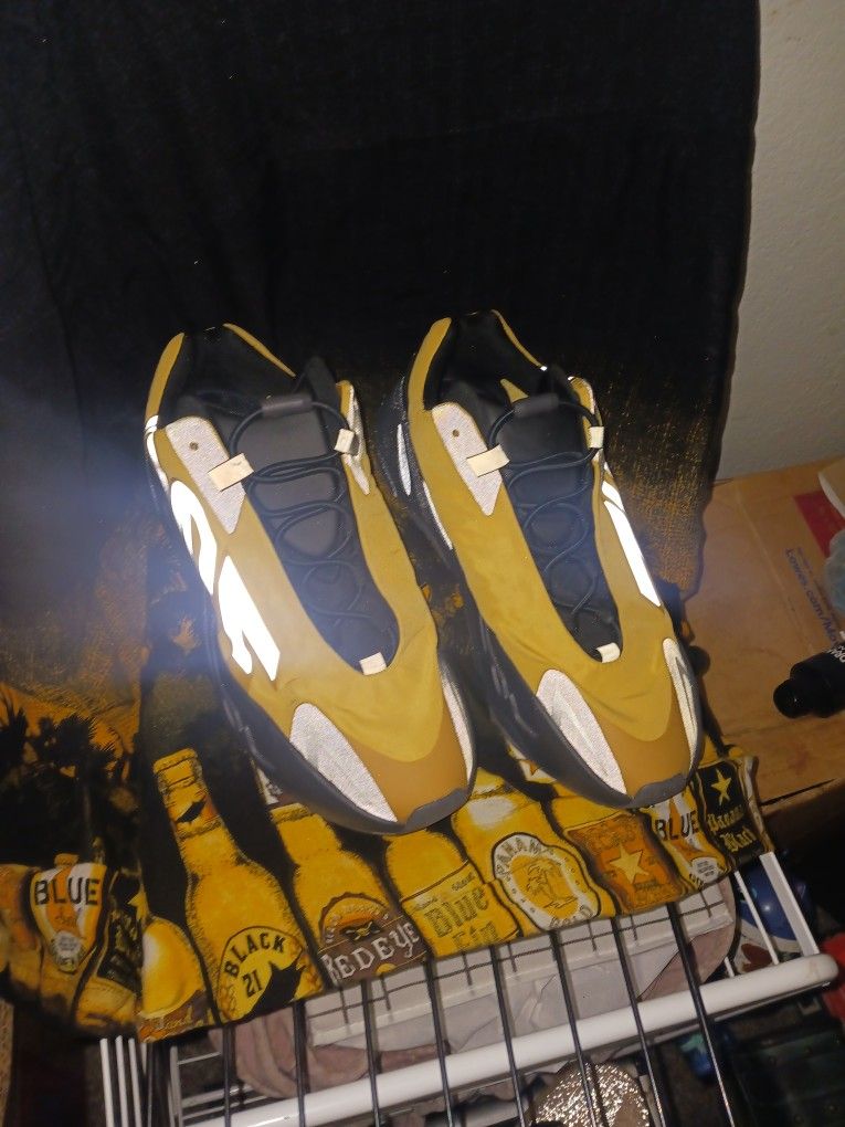 ADIDAS Yeezy Boost 700 MNVN (Honey flux) Size 13