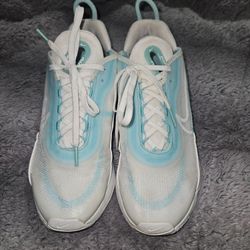 Womens Nike Air Max Sneaker Size 8. Price Negotiable 