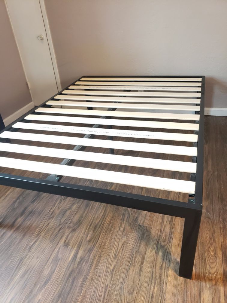 Platform bed frame Queen size. Brand new. Free delivery in Modesto. $75