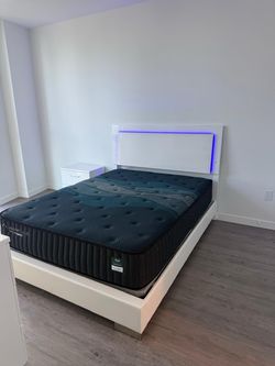 Brand New Queen Bed with Queen Mattress / Cama Queen con Colchon Queen Nuevo a Estrenar