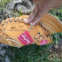 Rawlings"YOUTH " CATCHERS GLOVE  ( SEE PICS) PRICE  "FIRM " NO OFFERS AND ALL SALES ARE "FINAL " LOC