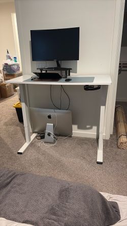Manual white stand to sit desk