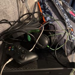 Xbox One W/ 2 Controllers & 2 Headsets And 2k22 Downloaded 