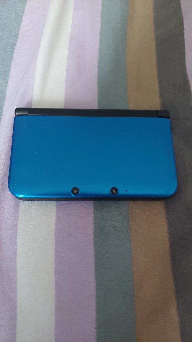 Modded Nintendo 3DS Blue With Charger And Games