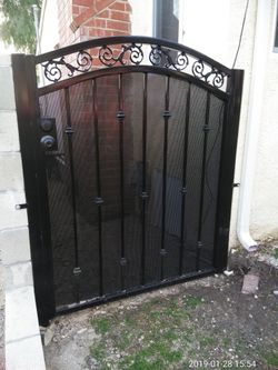 Puerta metal con escrin