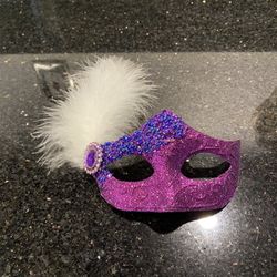 STARDUST FUSHSIA MASK W/WHITE FEATHERS ORNAMENT