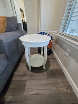 White Round Accent Tables