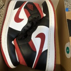Jordan 1 Mid 
