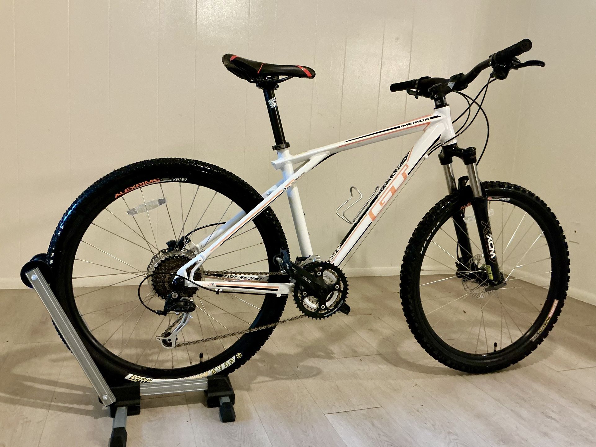 I Gorgeous GT Mountain Bike (1-owner) - Like New, Disc brakes, Free Extras 