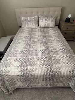 Full/Queen comforter with shams
