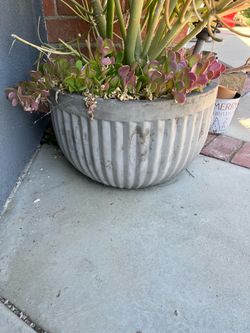 A large fluted bowl & a cylindrical planter with a classic urn-inspired design in cast stone / concrete / composite